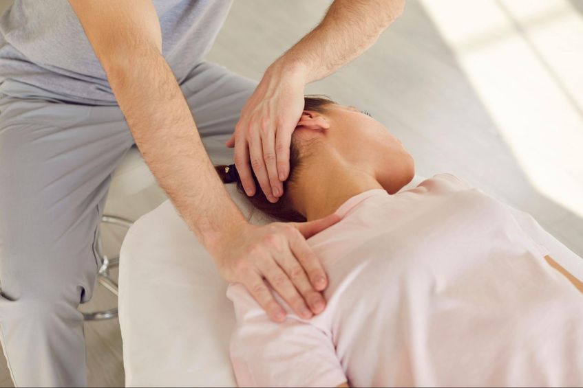 Massage, xoa bóp điều trị đau vai gáy