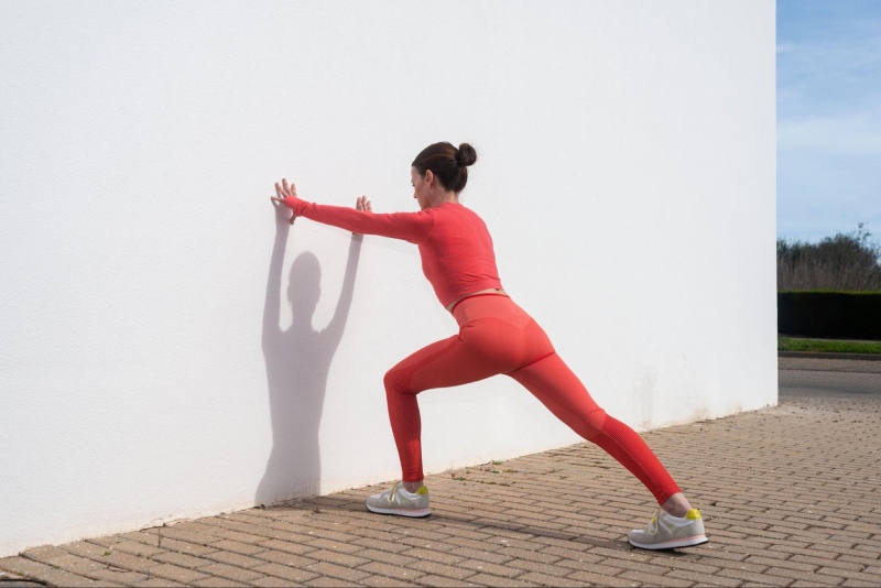 Bài tập giãn cơ chân hỗ trợ