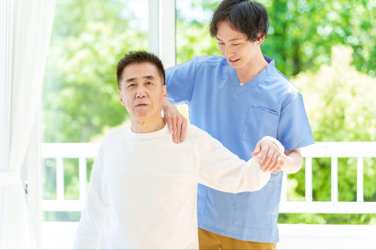 Chuyên gia thực hiện vật lý trị liệu