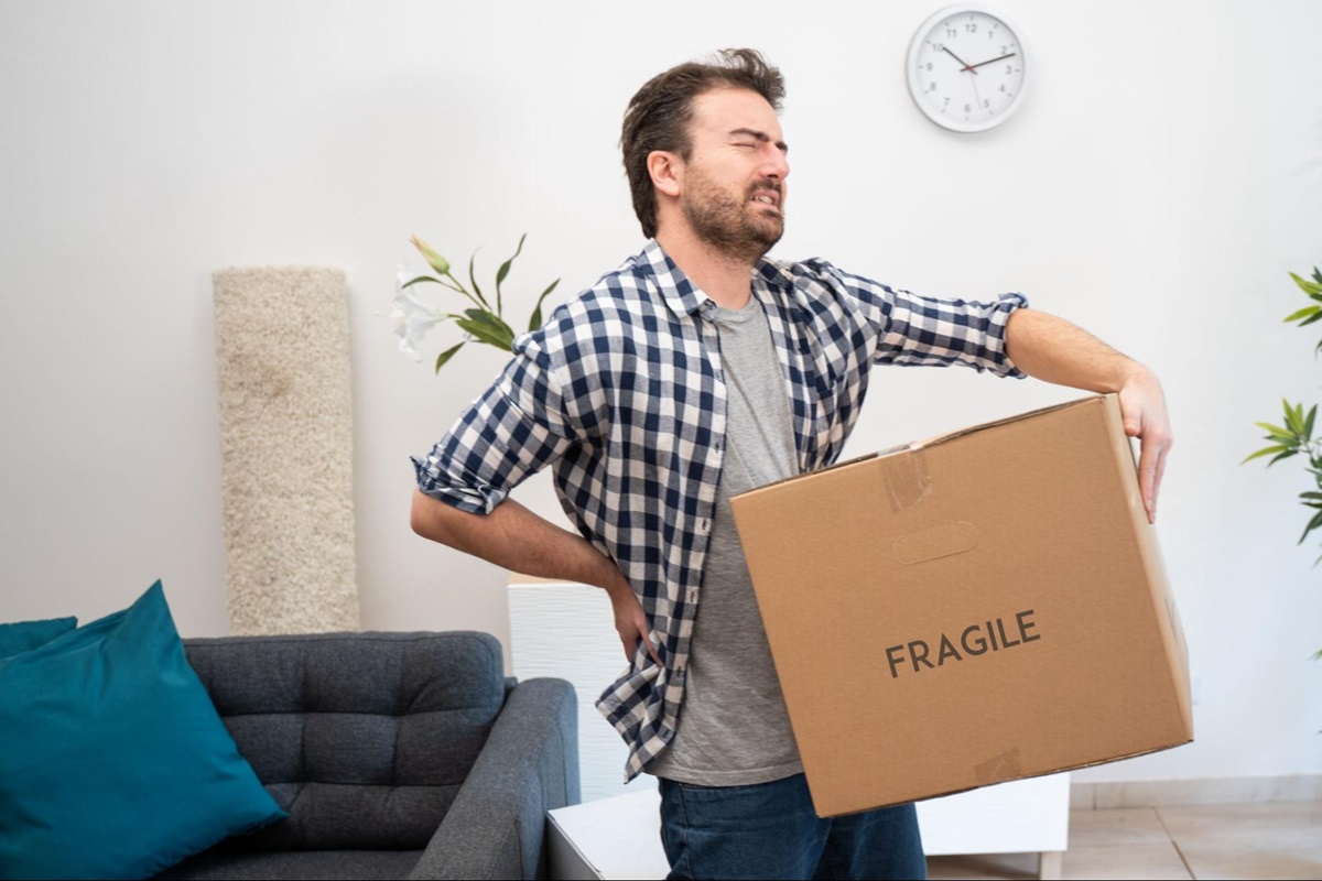 Mang vác vật nặng sai tư thế gây thoái hóa cột sống ở người trẻ