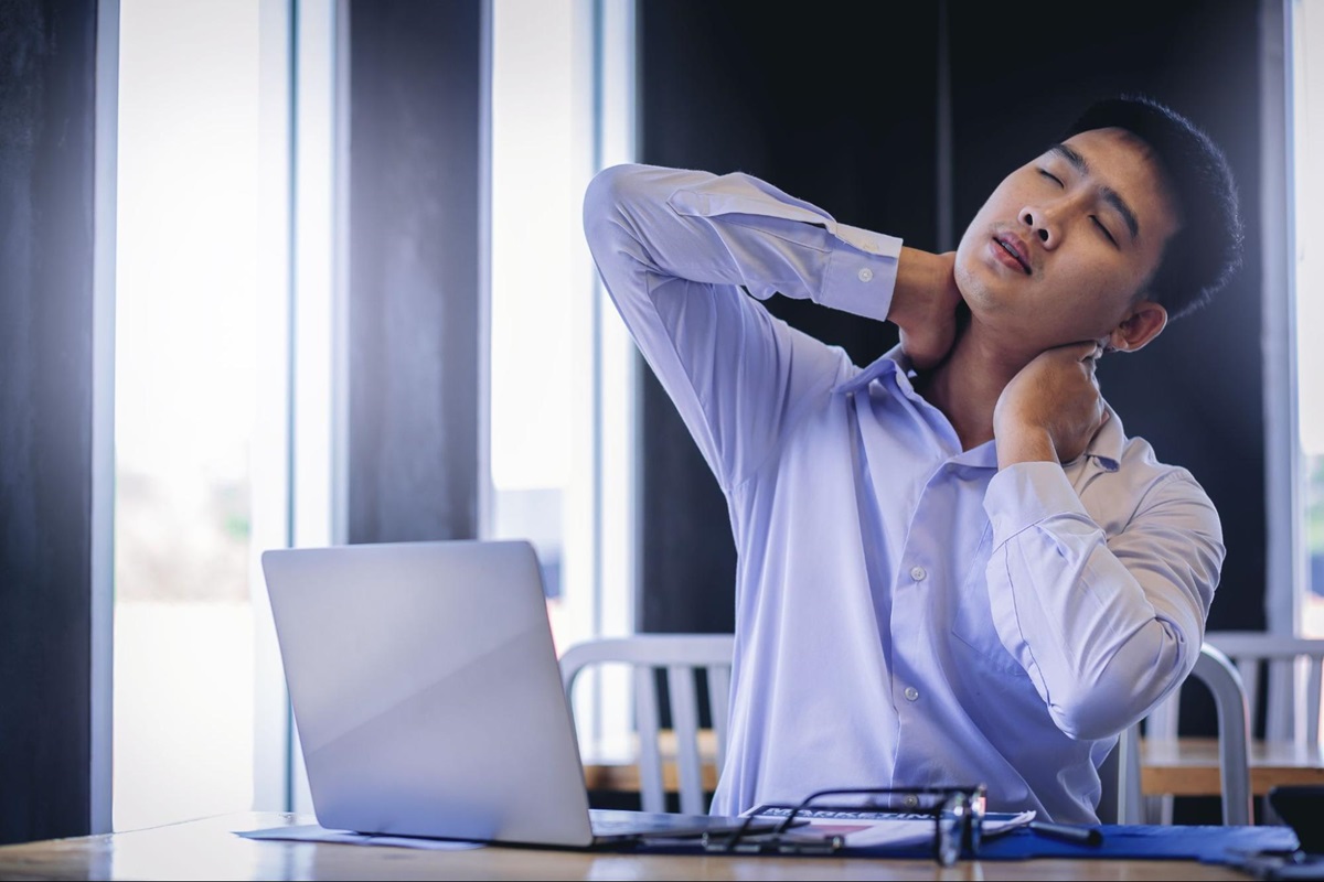 Thoái hóa đốt sống cổ gây tê tay sẽ nguy hiểm nếu không điều trị