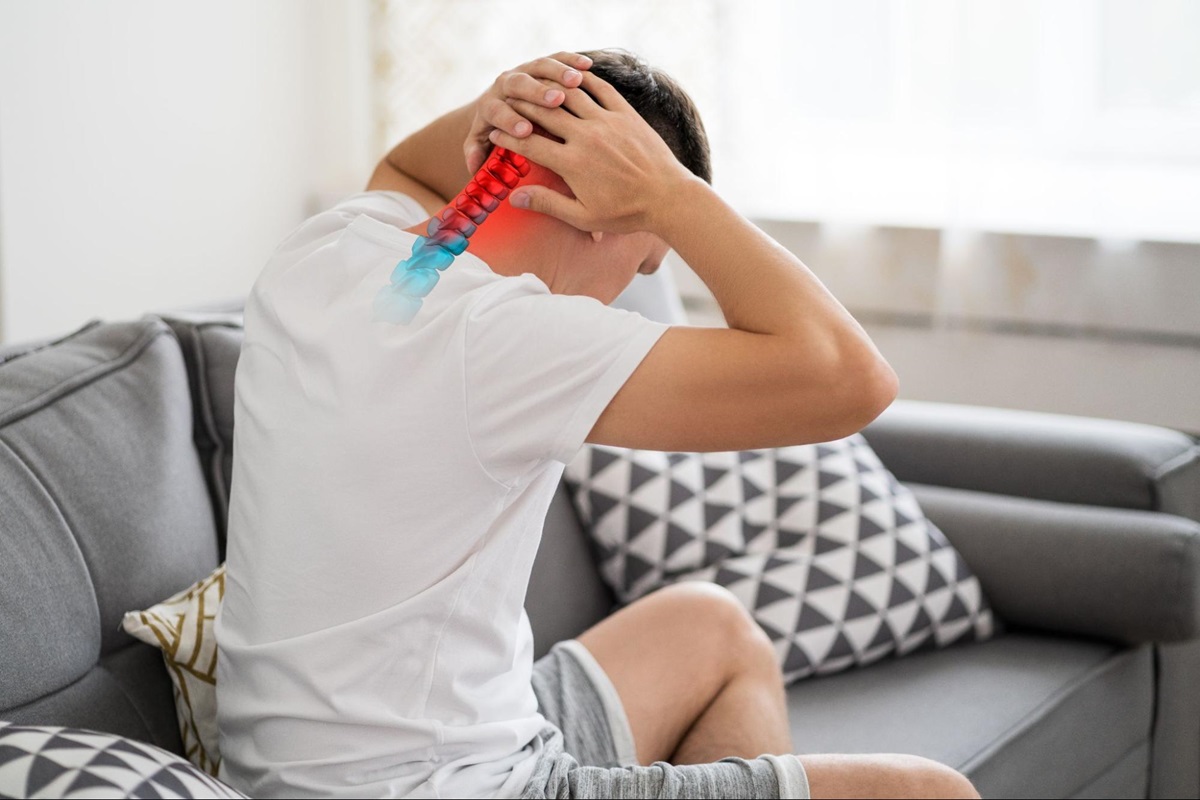 Triệu chứng nhận biết sớm thoái hóa đốt sống cổ ở người trẻ