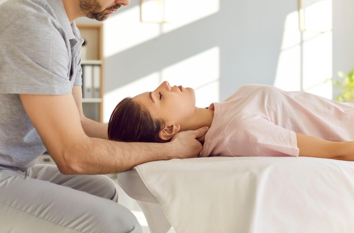 Vật lý trị liệu giúp thư giãn cơ và thúc đẩy tuần hoàn máu cho đốt sống cổ