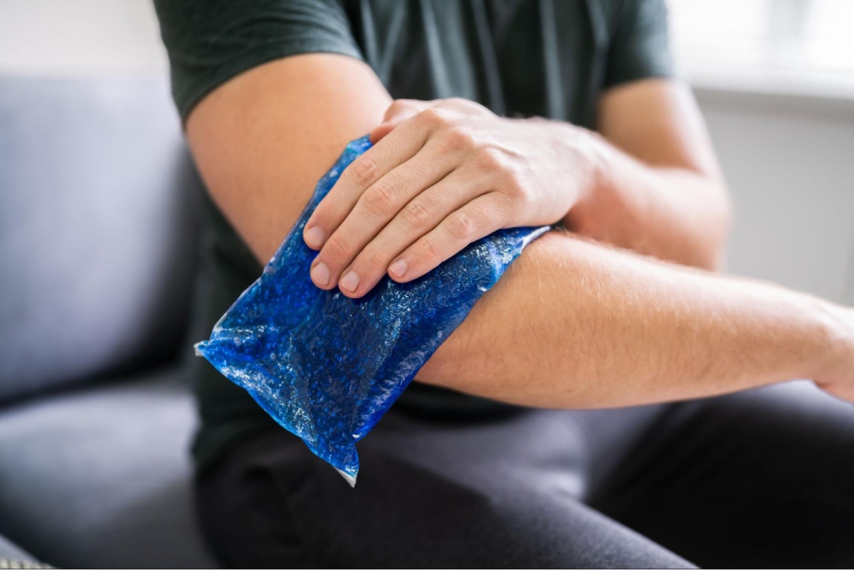 Chườm lạnh sau khi hút dịch khớp khuỷu tay