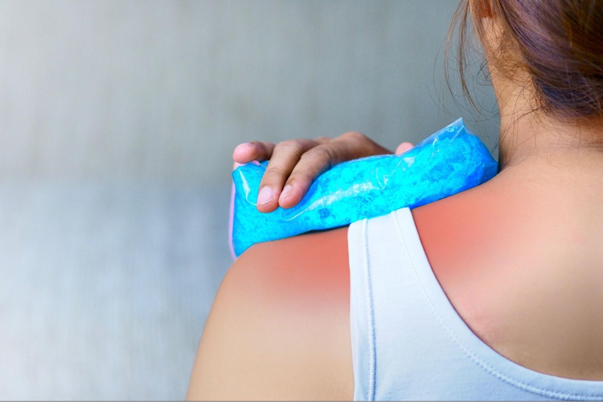 Chườm lạnh vùng chọc hút để giảm đau và sưng