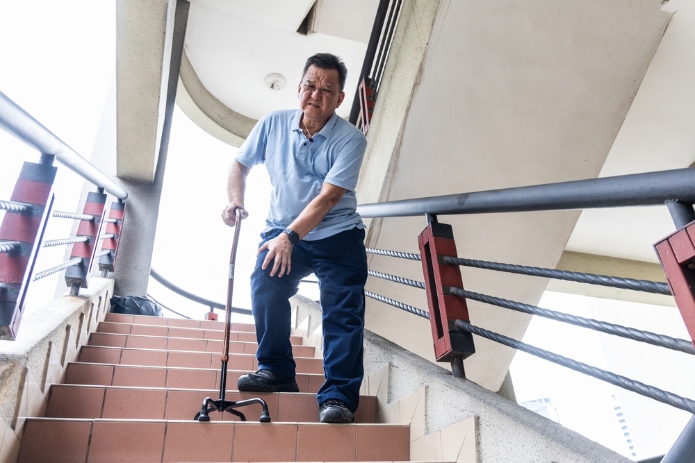 Đau khớp ở người già có thể hạn chế vận động