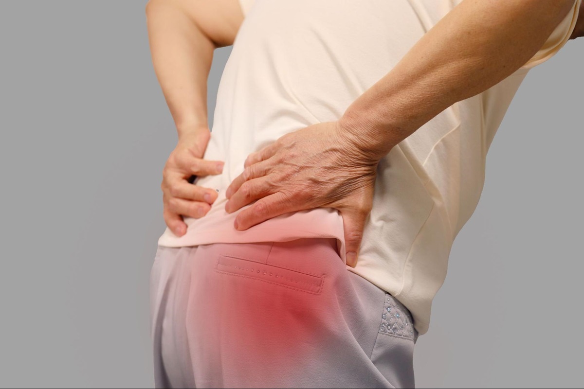 Đau nhức chân tay có thể xuất hiện khi mắc bệnh lý về thần kinh và cột sống