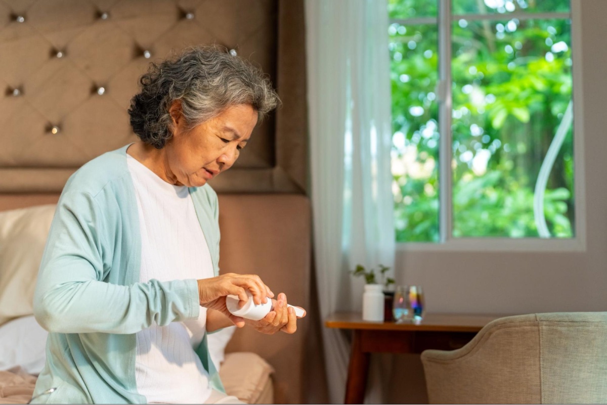 Đau nhức xương khớp ở người già có thể điều trị bằng thuốc