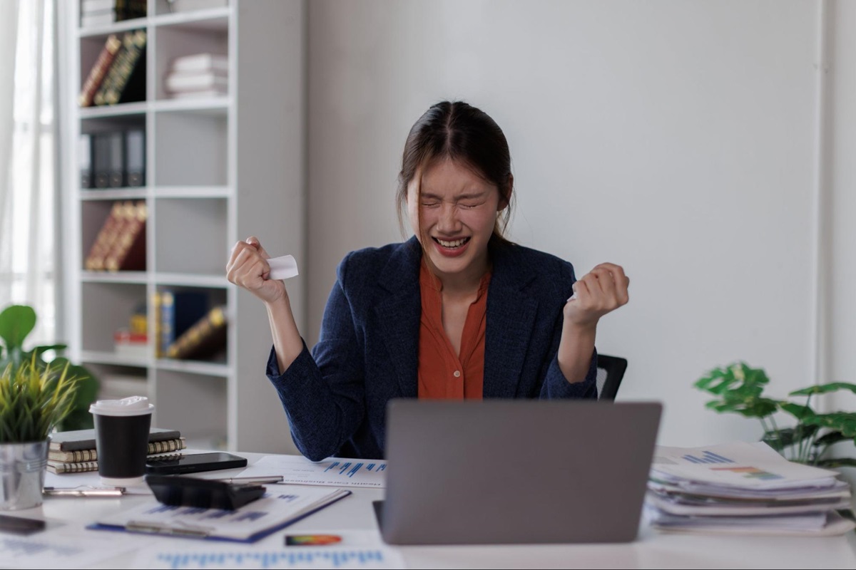 Lối sống ít vận động, ngồi sai tư thế ở người trẻ dẫn đến khô khớp