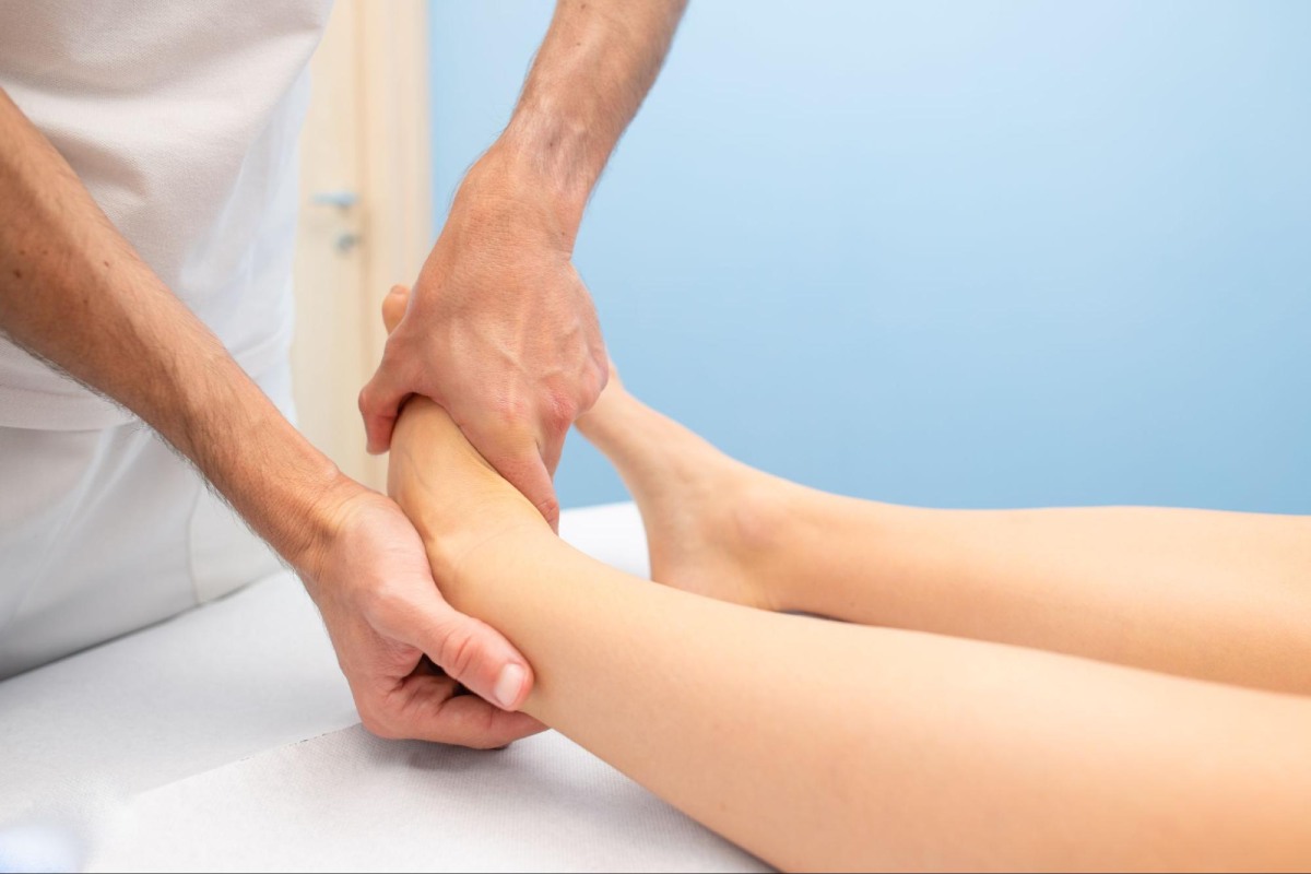 bài tập xoay cổ chân