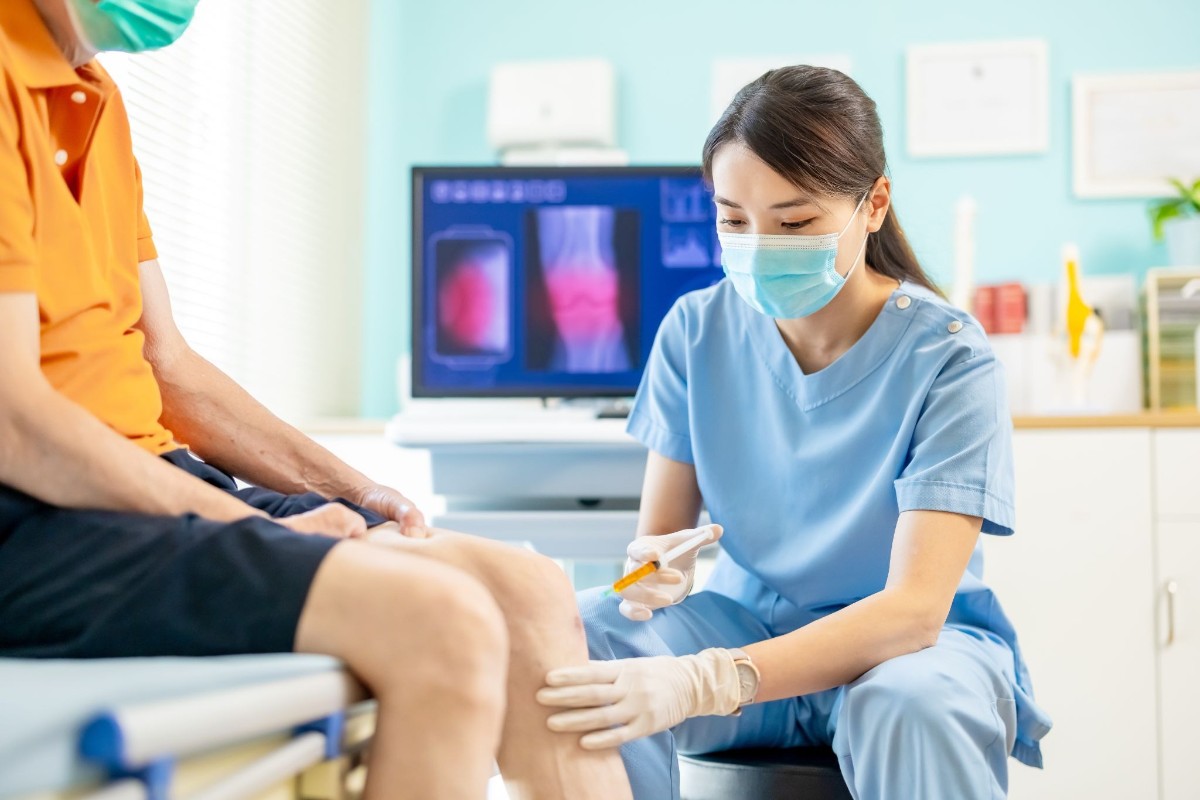 chọn vị trí phù hợp để tiêm nội khớp