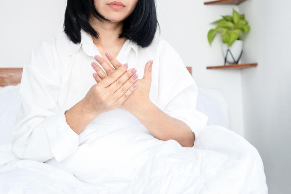 cứng khớp tay sau ngủ dậy