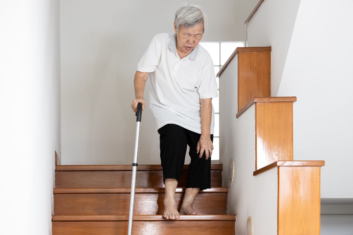 đau nhức khớp gối ở người già
