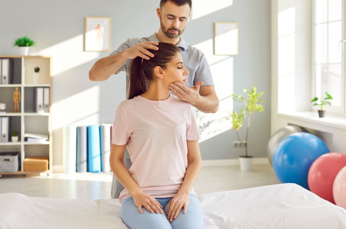 nắn xương ở khớp cổ vai gáy