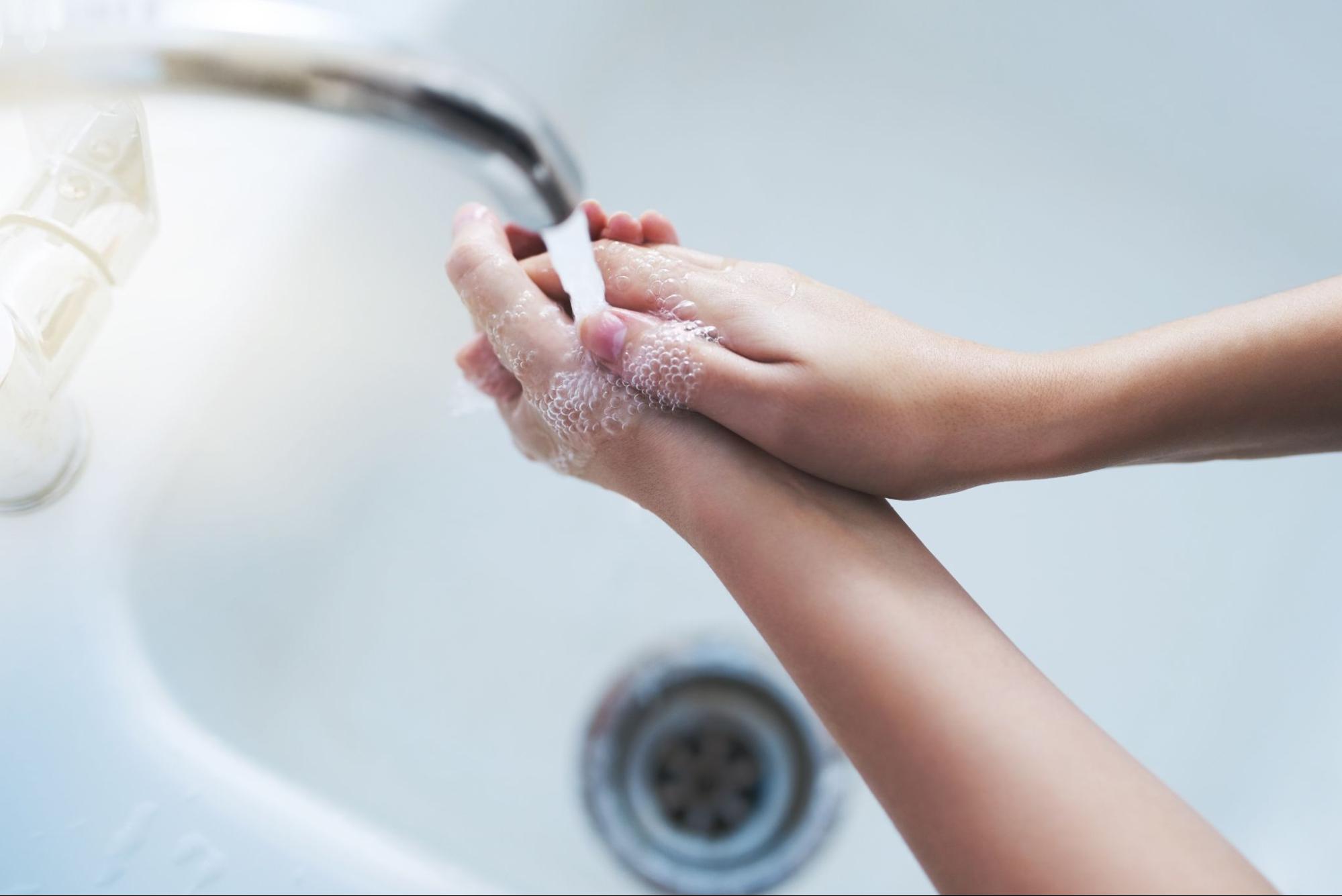 Ngón tay bị sưng và có mủ phải làm sao