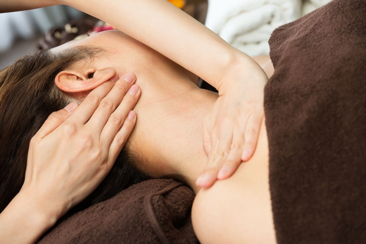 xoa bóp massage cổ vai gáy
