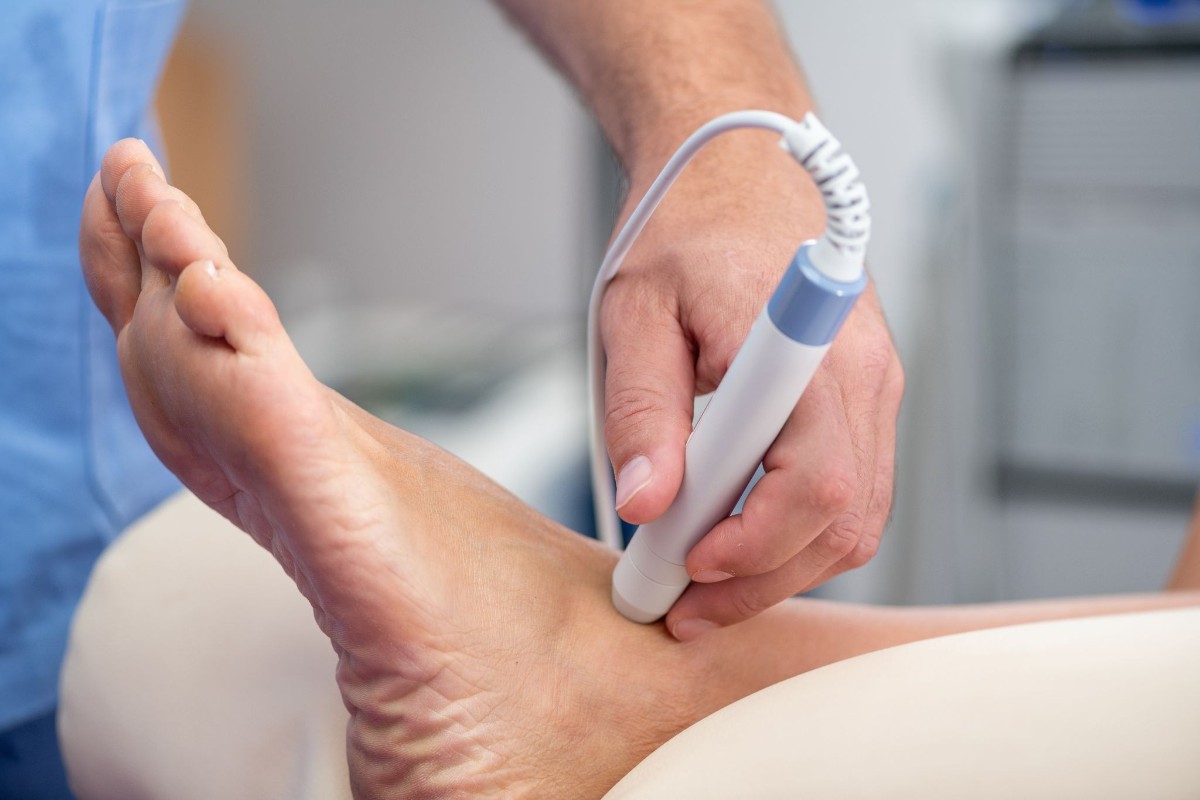 nghỉ ngơi và chườm đá giảm sưng cổ chân